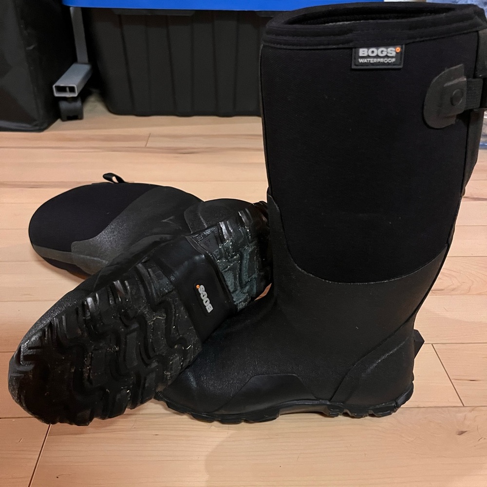 Mens BOGS, Size 8.